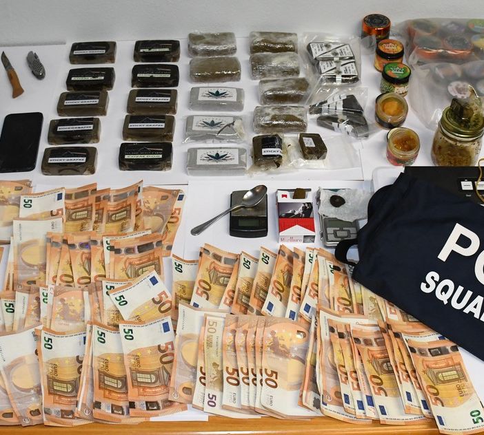 Doppio blitz antidroga della Polizia: sequestrati cocaina, hashish e 20.000 euro