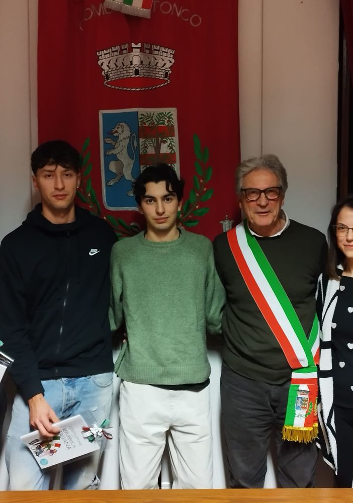 A Tonco consegnata le Costituzione a neodiciottenni e alunni della scuola primaria