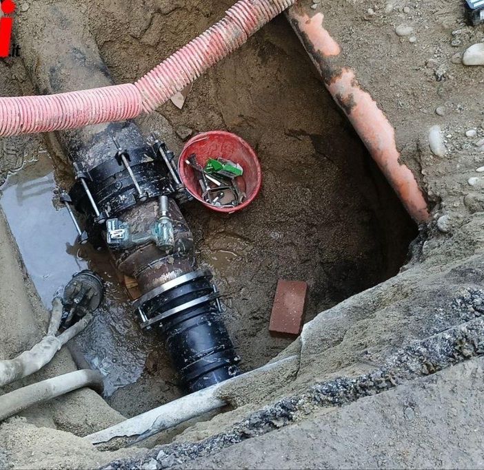 Dopo l'imponente guasto idrico, in corso Dante e via Gandolfino Roreto, si lavora al ripristino del manto stradale