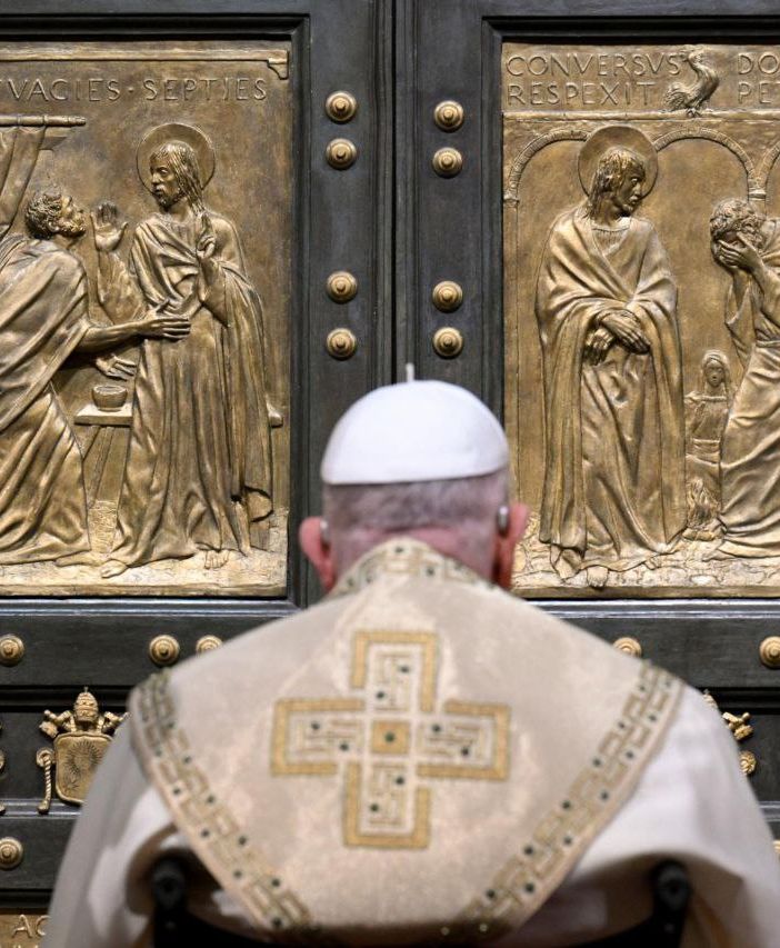Il Papa apre la Porta Santa a San Pietro la notte di Natale - Ph @pontifex