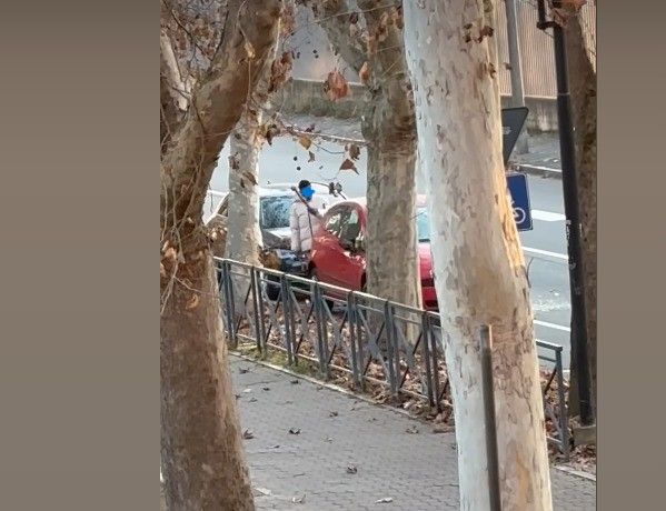 Un frame tratto dal video registrato da un utente Facebook