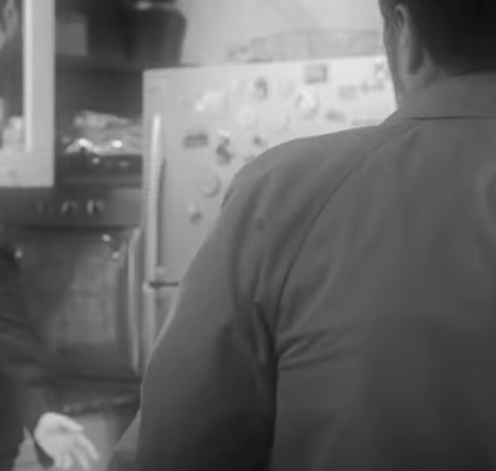 Un fotogramma del cortometraggio, che illustra una scena di violenza psicologica domestica