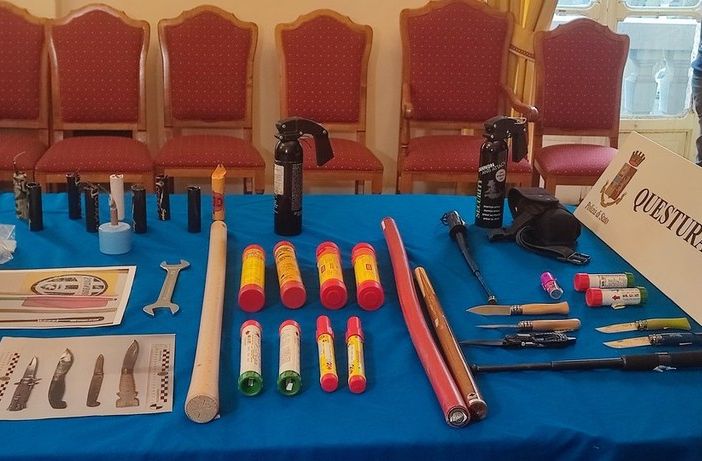 Scontri tra ultras di Juve e Toro: sequestrati coltelli, mazze e bombe carta. Daspo e sigilli alle sedi