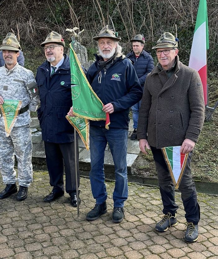 Il presidente della Sezione Ana di Asti Fabrizio Pighin (al centro) con il comandante della fanfara Bandella del Lago Maggiore (alla sua destra), il rappresentante del Gruppo di Massino Visconti Sezione di Intra (il primo alla sua sinistra) e quello di Tambre della Sezione di Belluno