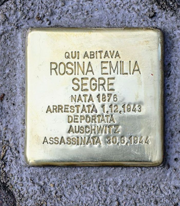 Pietra d'inciampo in piazza Martiri della Liberazione lato via De Gasperi (MerfePhoto)