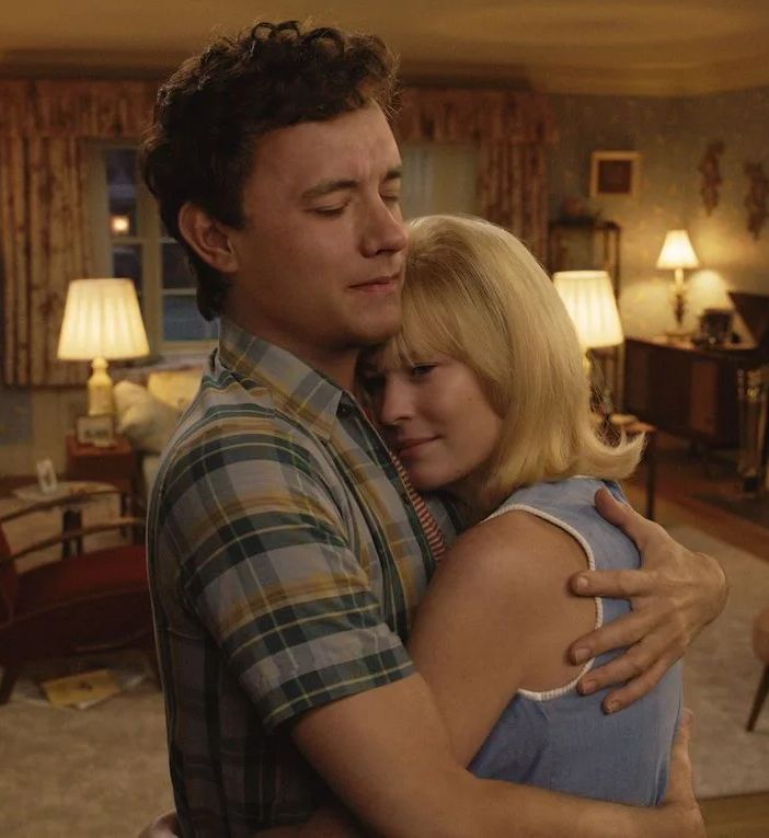 Un immagine tratta da &quot;Here&quot;, con Tom Hanks e Robin Wright ringiovaniti grazie alla CGI
