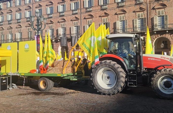 Mezzi agricoli e manifestanti in piazza Castello