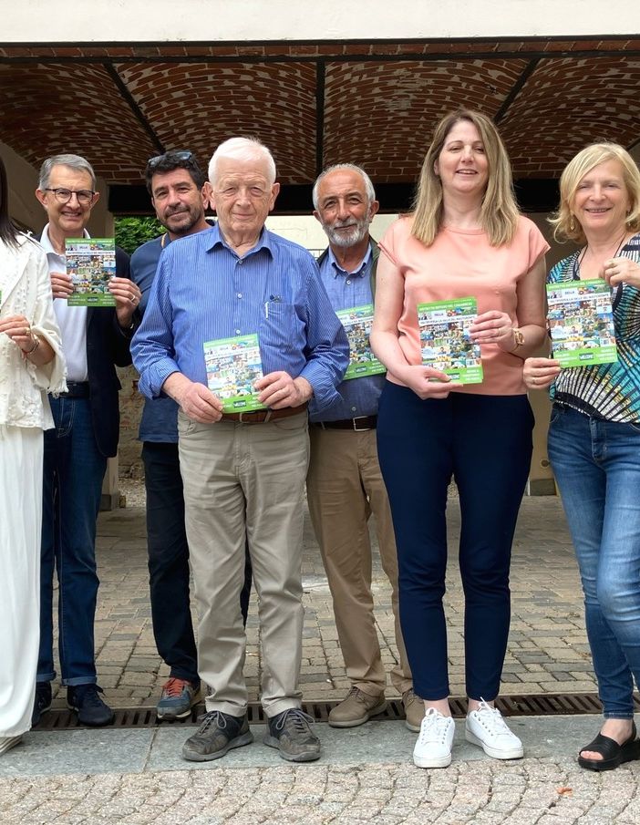 Foto di gruppo per nove dei quattordici sindaci del Distretto