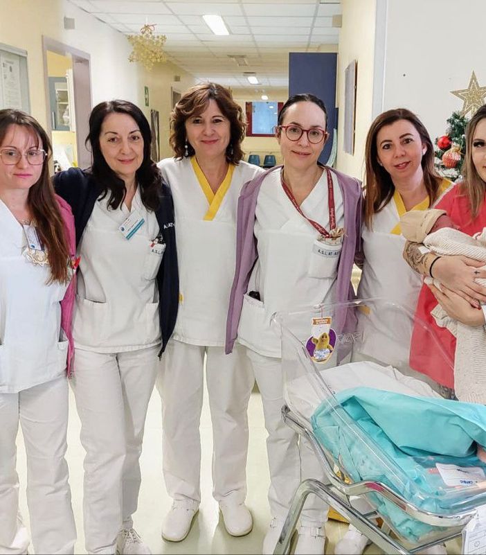 Thiago con mamma, papà e personale di reparto (MerfePhoto)