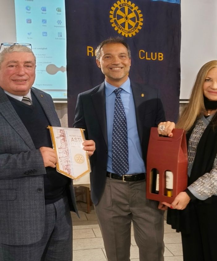 Marco Cuffaro, a sinistra, con il presidente del Rotary Alberto Bazzano ed il prefetto del club Esmeralda Masseroni