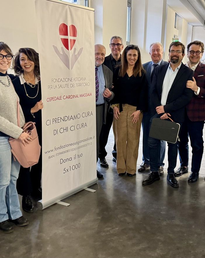 Da sinistra i relatori del primo incontro: Marco Penna (medico di famiglia), Matteo Paradiso (andrologo, responsabile Urologia Asl AT), Michela Franco (medico di famiglia), Luisa Amalberto (presidente Fondazione Astigiana Salute del Territorio), Piergiorgio Bricchi (presidente Utea), Gianluca Rossotto (responsabile Dermatologia Asl AT), Carmen Giuffrida (primario Chirurgia Asl AT), Paolo Pisani (primario Otorinolaringoiatria, direttore Dipartimento Chirurgia Asl AT), Alessandro Bianchi (primario Rianimazione-Anestesia Asl AT), Giancarlo Dapavo (primario Oculistica Asl AT), Vincenzo Sorisio (consigliere Fondazione Astigiana Salute Territorio, chirurgo), Federico Dettoni (primario Ortopedia Asl AT