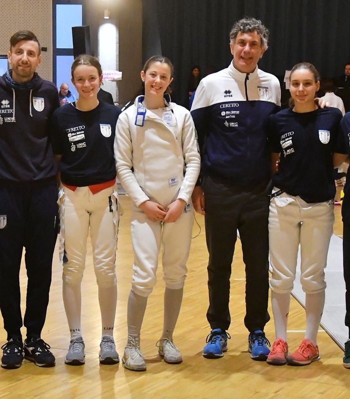 I tecnici Piccardi e Sartoris con la compagine della spada femminile (Club Scherma Associati)