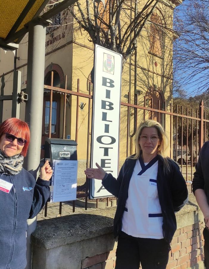 La coordinatrice, Silvia Di Leo, e due colleghi in servizio presso la sede di Castello d’Annone mostrano la cassetta per la raccolta delle impegnative.