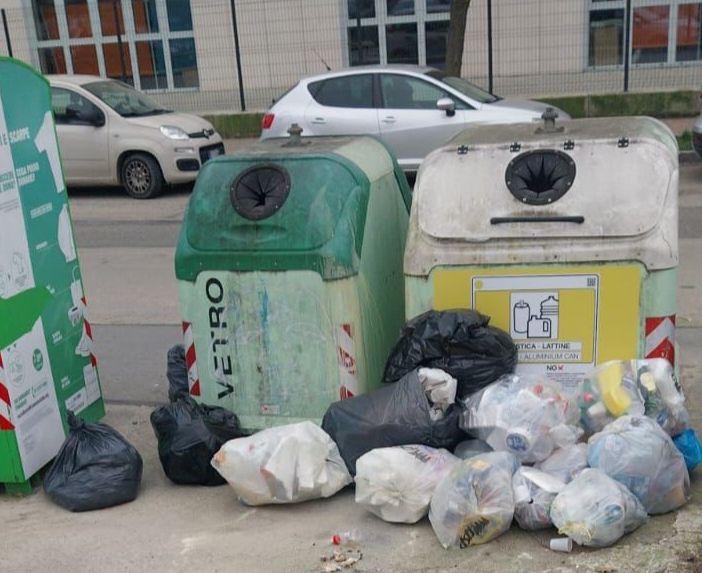 Le foto che documentano l'abbandono indiscriminato di rifiuti