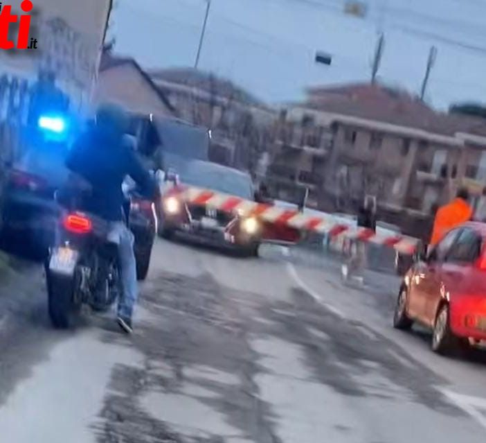 Il treno fermo a pochi metri dall'auto