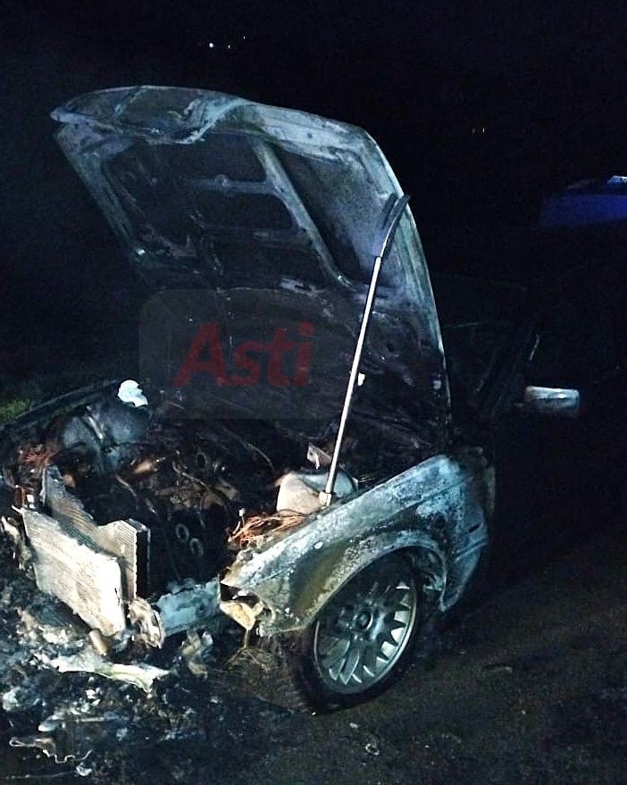 L'auto incendiata a Sessant