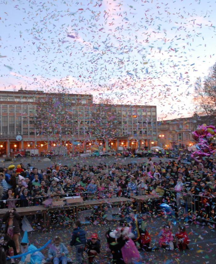 Piazza Alfieri in festa in occasione del carnevale 2005