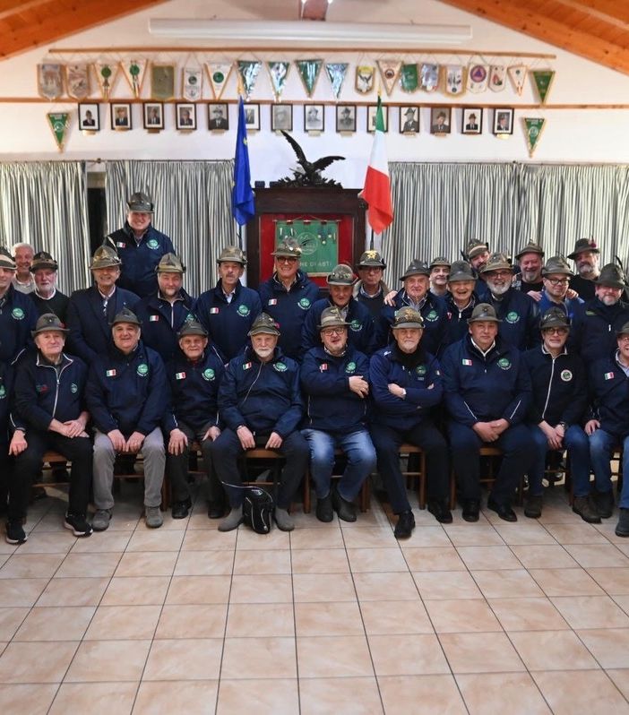 Il gruppo degli Alpini presenti alla serata con seduto al centro, il presidente nazionale (Ph Signorini)