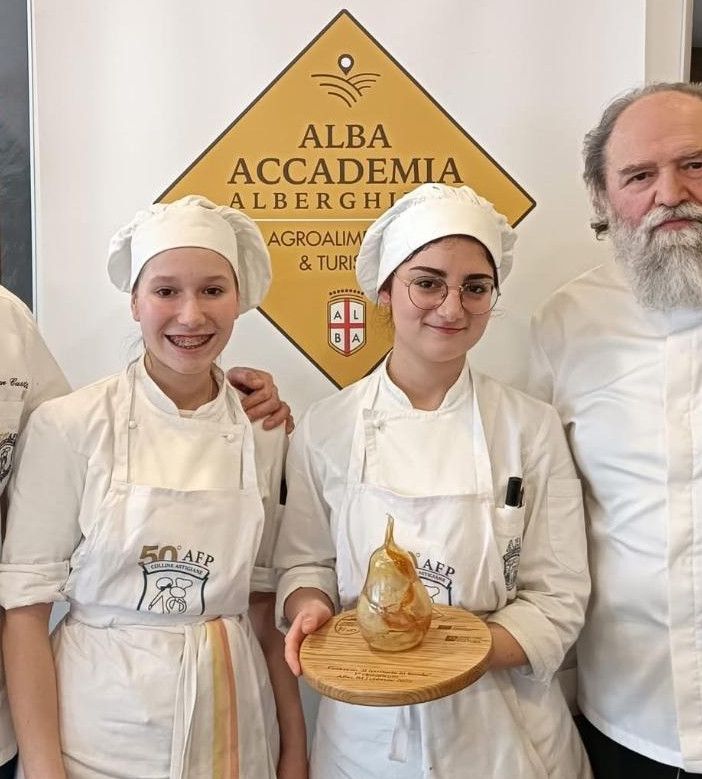 Le vincitrici Fassone Adele e Ferrero Federica accompagnate dallo chef Ivan Cussotti della AFP Colline Astigiane (a sinistra) e il presidente della giuria Luciano Tona