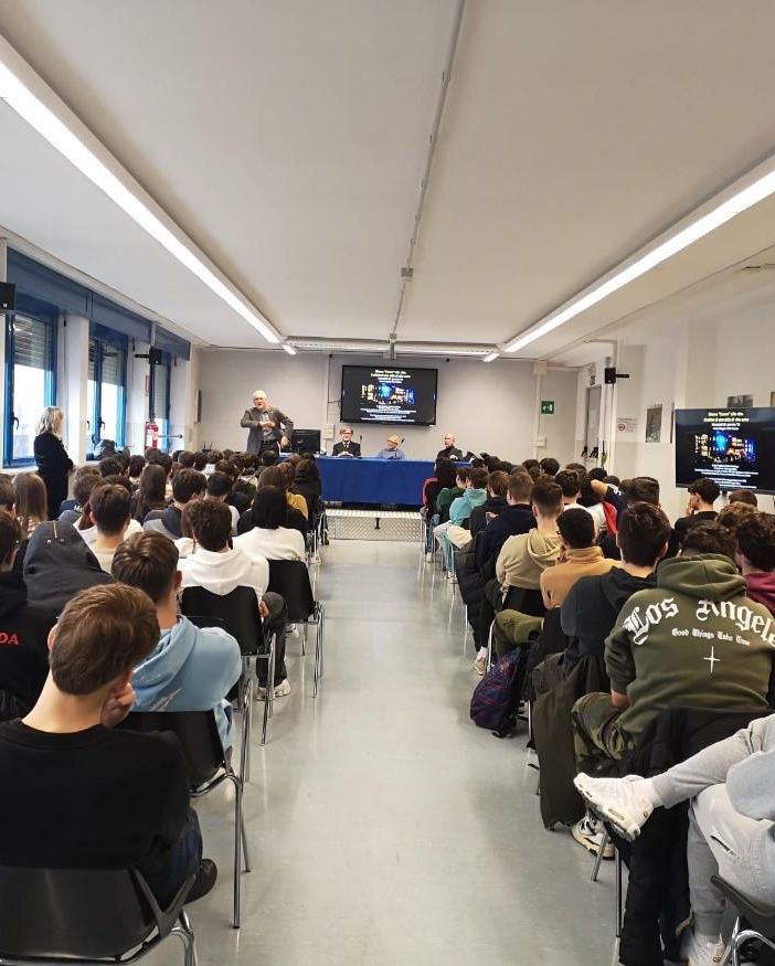 Il salone dell'Artom nel corso dell'incontro di Medicina Amica