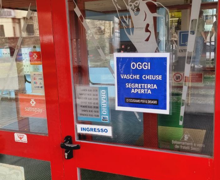 La piscina chiusa dopo il crollo della controsoffittatura
