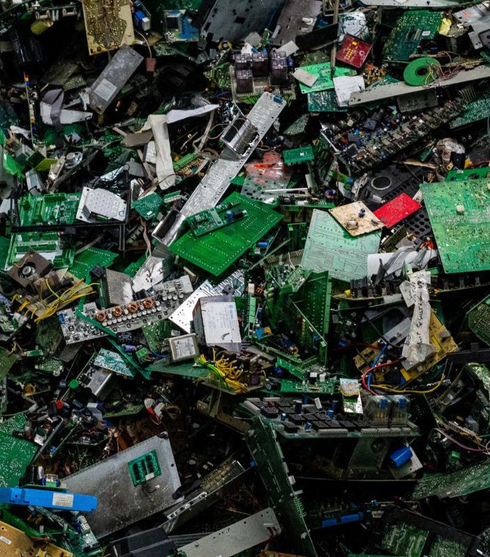Un cumulo di rifiuti elettrici ed elettronici (foto dal web)