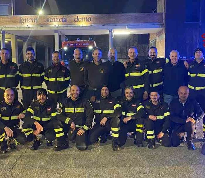 Foto di gruppo con i colleghi per il neo pensionato