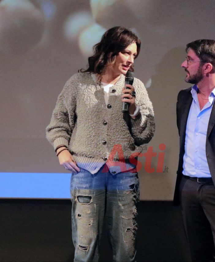 L'attrice Chiara Buratti con l'assessore Candelaresi in Sala Pastrone (MerfePhoto)