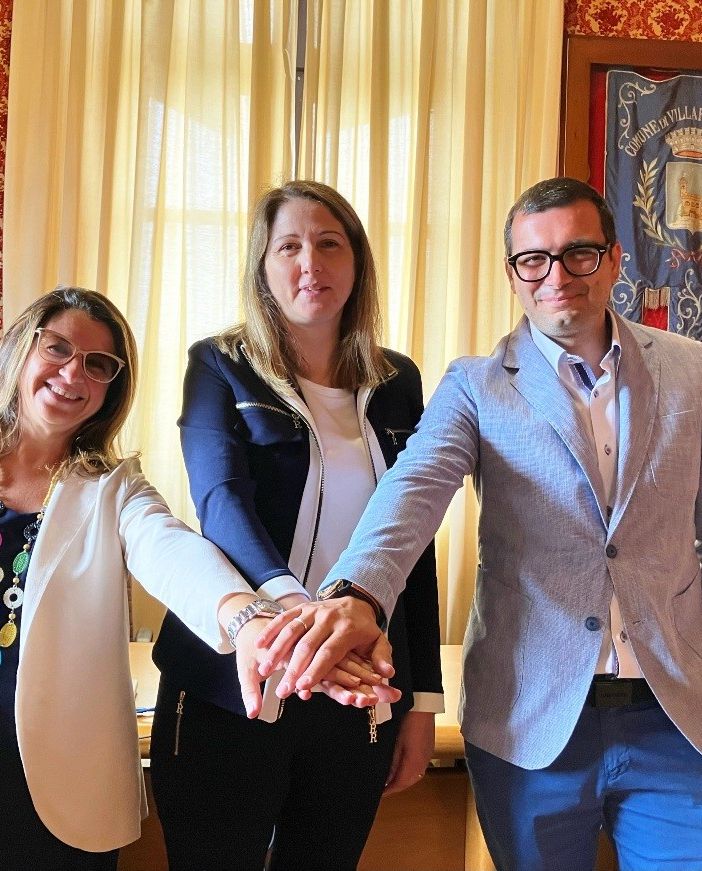 Il sindaco Anna Macchia (al centro) col vicesindaco Katia Pelissetti e l'assessore Daniele Chiolerio