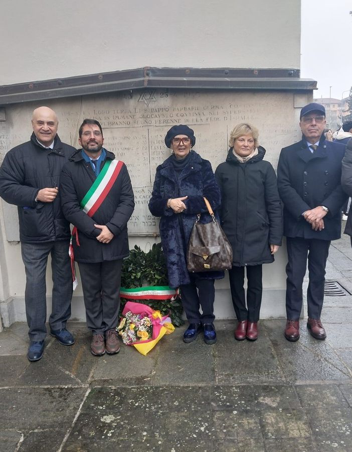 La deposizione della corona di fiori durante la giornata della memoria al cimitero ebraico di Asti