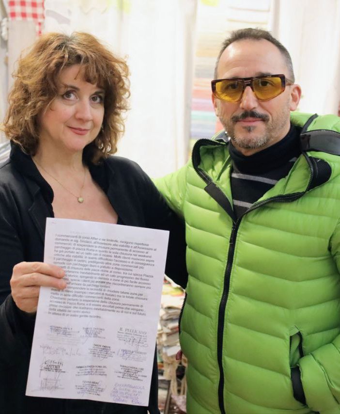 Silvia Medico, titolare del negozio Ricami d'arte e Fabio Forneris, titolare del negozio Effetti Ottici di corso Alfieri,  tra i promotori dell'iniziativa (Merphefoto)