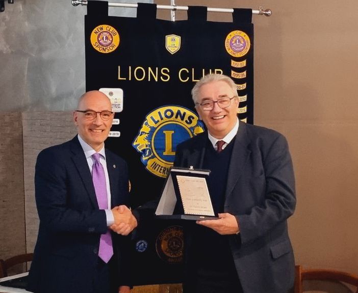 Il presidente del Lions Club Host Roberto Iannuzzi consegna il premio a Fulvio Brusa (Foto J.DeM.A.)