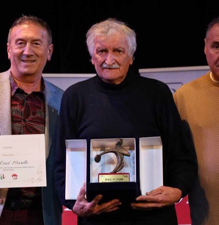 Marello (al centro) ritratto con il presidente nazionale della Federazione Tamburello Edoardo Facchetti (a sinistra) e con Mimmo Basso, presidente provinciale della Federazione Tamburello (Ph. Merfephoto - Efrem Zanchettin)