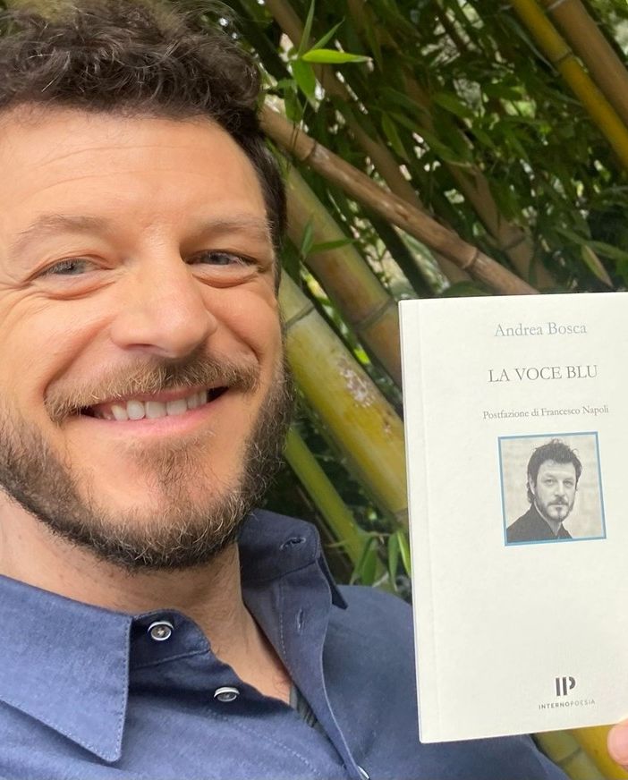 Bosca ritratto con il suo libro di poesie