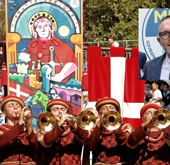 Il Carroccio del Palio di Asti e, nel riquadro in alto a destra, l'On. Coppo