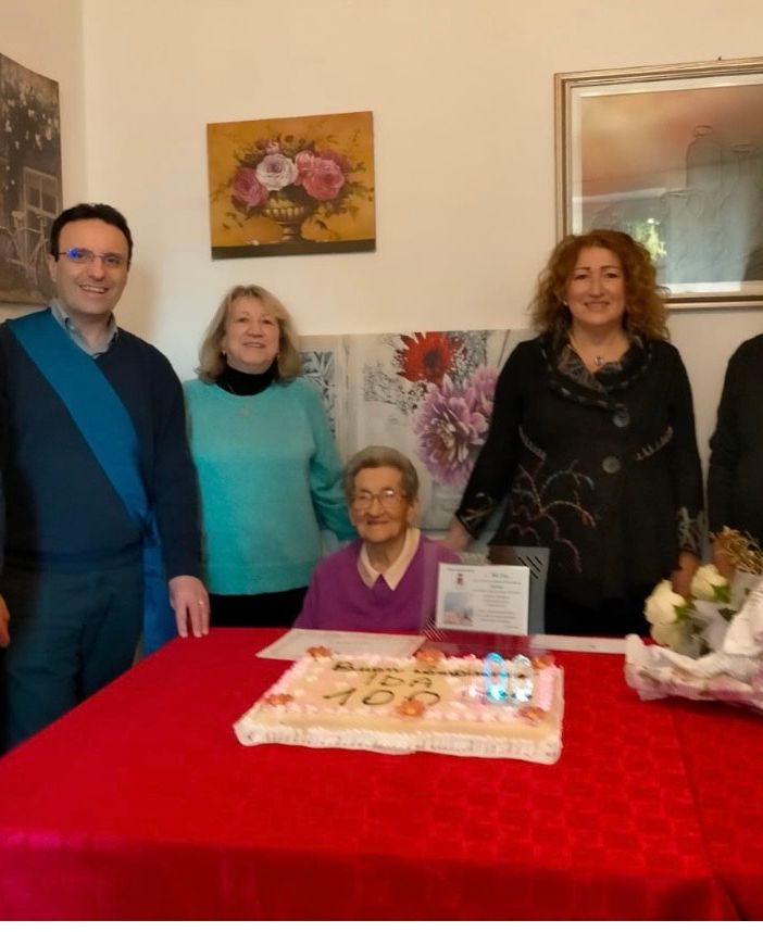 La signora Croce con familiari e istituzioni