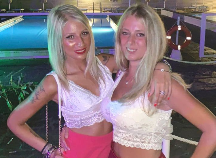 Una foto, pubblicata poche settimane fa su un suo profilo social da Miriana, che la ritrae con l'amica Chiara in un momento felice