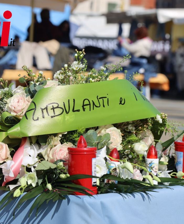 Il mazzo di fiori deposto in memoria di Manuela Coppo e del figlio Erik (Ph. Merfephoto - Efrem Zanchettin) Il mazzo di fiori deposto in memoria di Manuela Coppo e del figlio Erik (Ph. Merfephoto - Efrem Zanchettin)