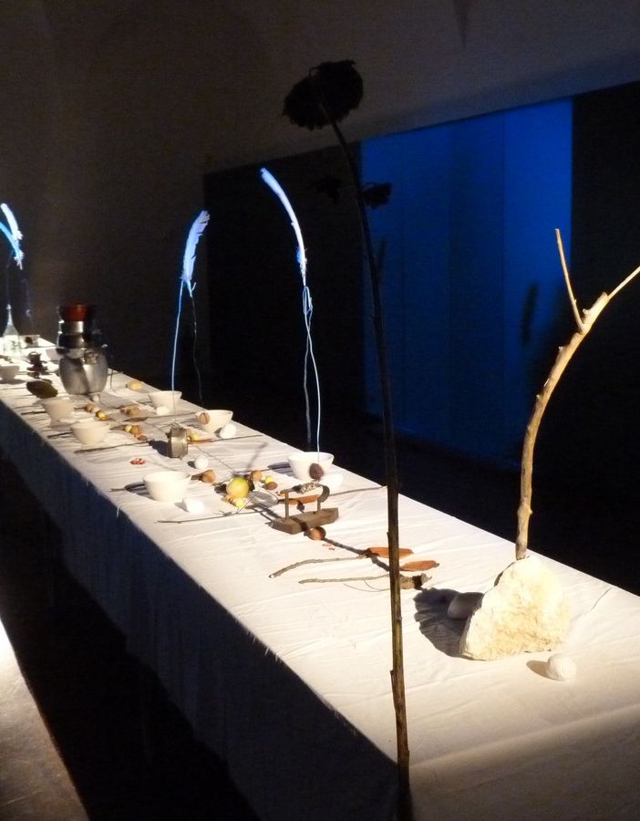 L'installazione &quot;La mensa di San Francesco&quot;, tavola &quot;francescana&quot; apparecchiata con elementi naturali come rami, foglie e piume che verrà allestita allo Spazio Kor