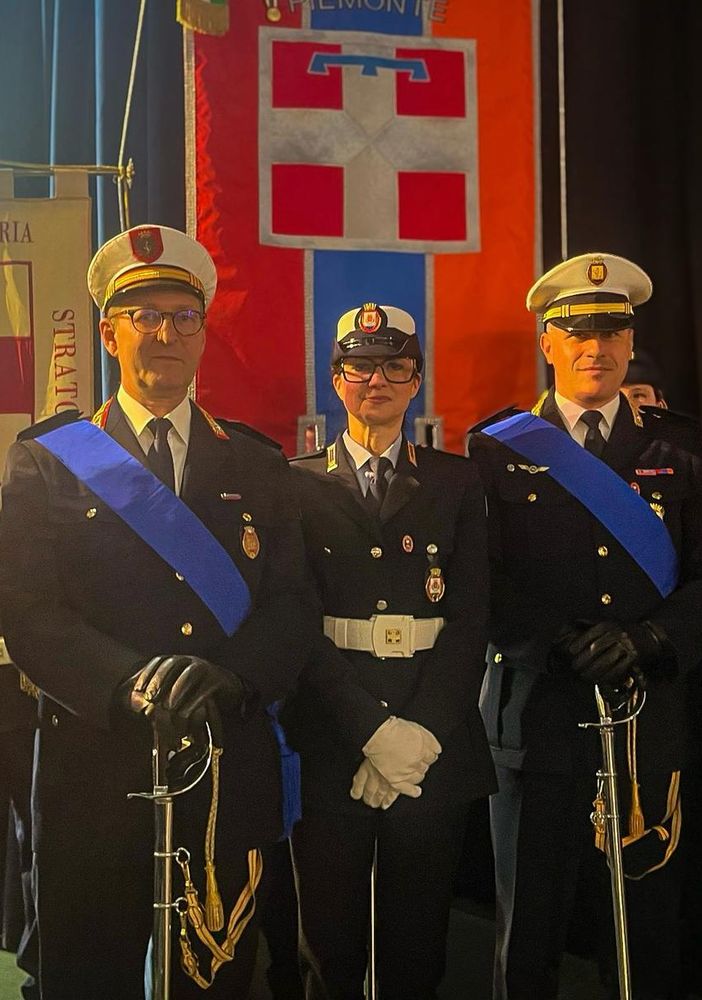 In foto: il sindaco Simone Nosenzo, il comandante Silvano Sillano, la neo agente Debora Berruti, il vicecomandante Lorenzo Nesto, l'assessore Domenico Perfumo