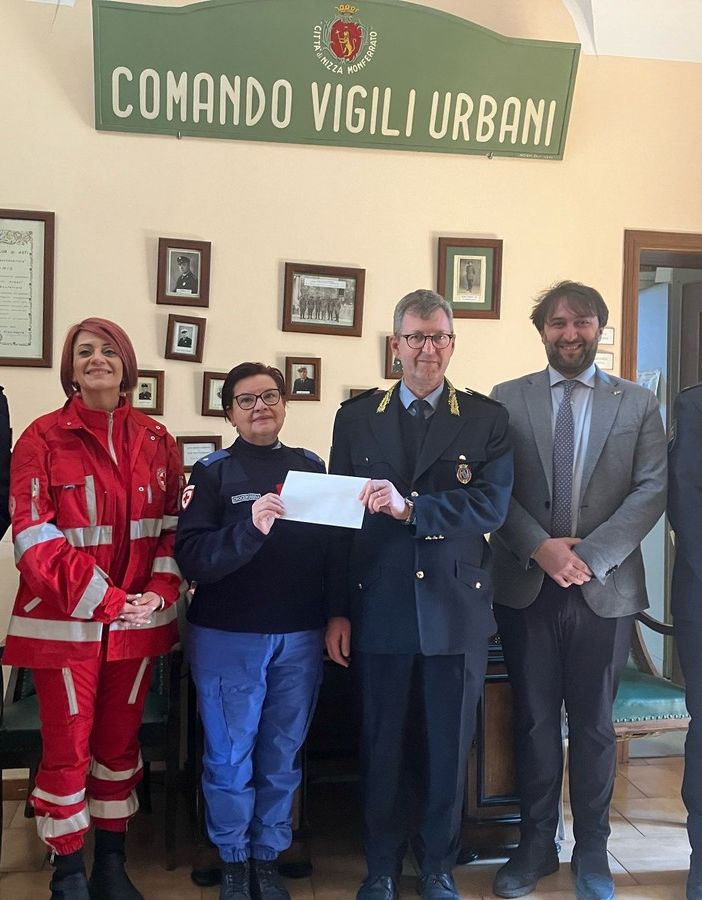 In foto da sinistra: il vice comandante Nesto,  l'avvocato Maccario, la responsabile &quot;L'Orecchio di Venere&quot; Chechile, il comandante Sillano, il sindaco Nosenzo, l' agente Terzano