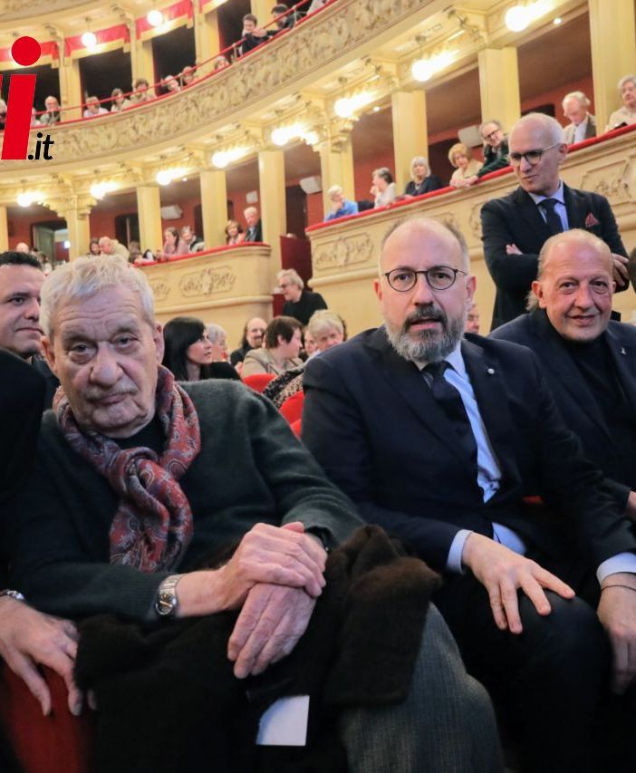 Miroglio (primo da sinistra) e Conte. Accanto a loro il sindaco di Asti Maurizio Rasero e il consigliere regionale Sergio Ebarnabo (ph. Merfephoto - Efrem Zanchettin)