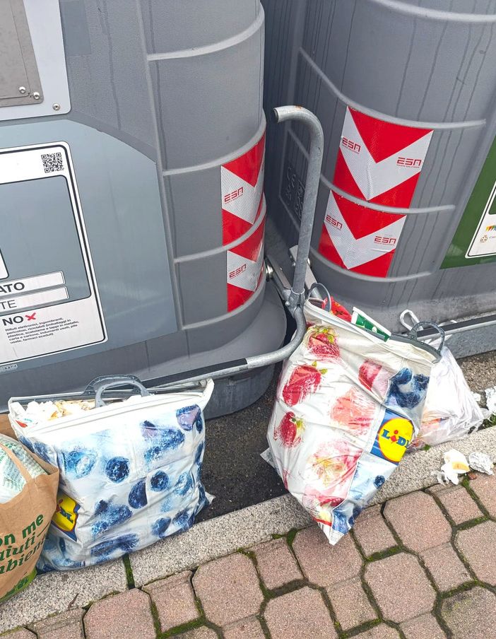 Se la raccolta differenziata nulla può contro gli incivili seriali. In via Scotti cumuli di rifiuti, tra gusci di noccioline e bottiglie di vetro