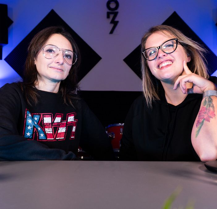 Da sinistra: Stefania Caretta ed Elisabetta Testa in studio