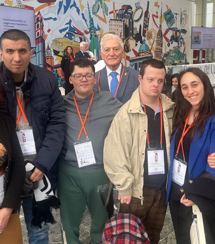 Il team dell’Anffas di Asti che prenderà parte al CamminAutismo 2025 verso Santiago di Compostela con la vice presidente Anffas Asti Elena Salvadore (la prima a sinistra) e Marcello Follis presidente dell’Anffas di Asti (in seconda fila al centro)
