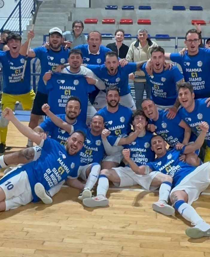 La gioia del team dopo la meritata promozione