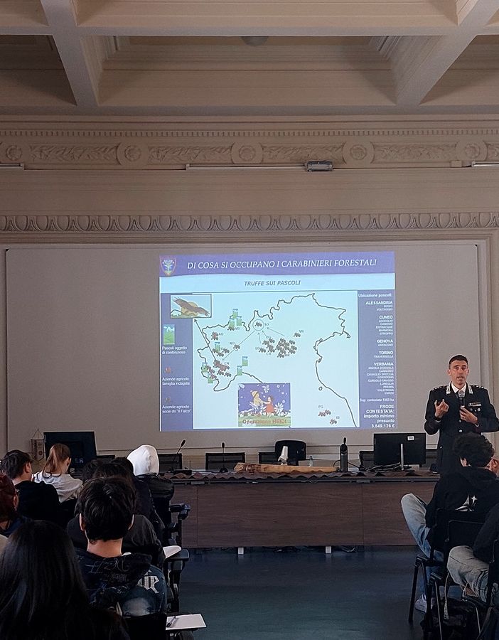 La voce... Delle scuole: i carabinieri all'istituto Alfieri per parlare di legalità