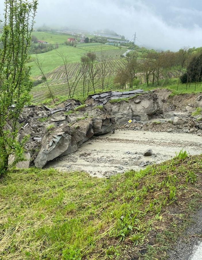 La frana dell'SP18 a Cocconato, del 17 aprile