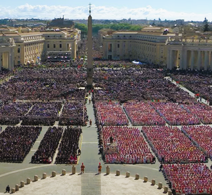 La folla oceanica presente a San Pietro alle esequie di Papa Francesco (Vatican Media)