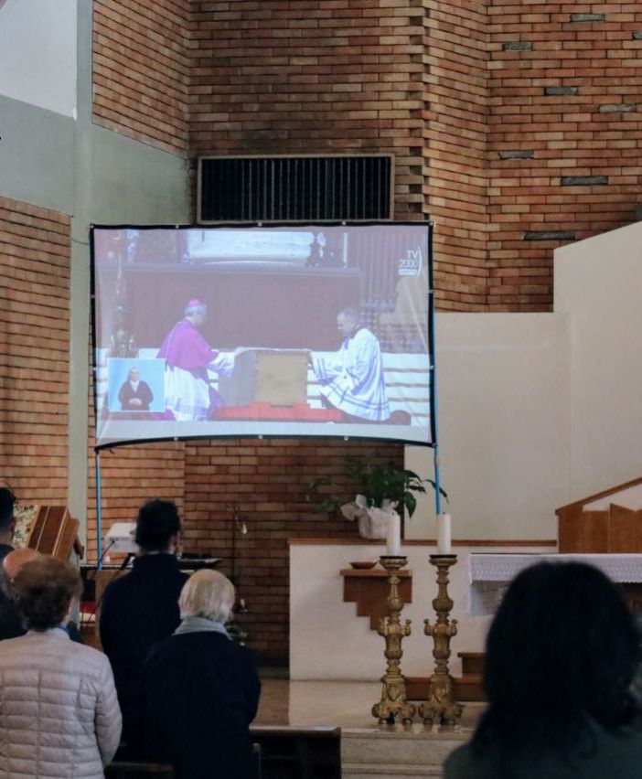 Le immagini dei funerali trasmesse nella chiesa parrocchiale di Nostra Signora di Lourdes ad Asti (Merphefoto)